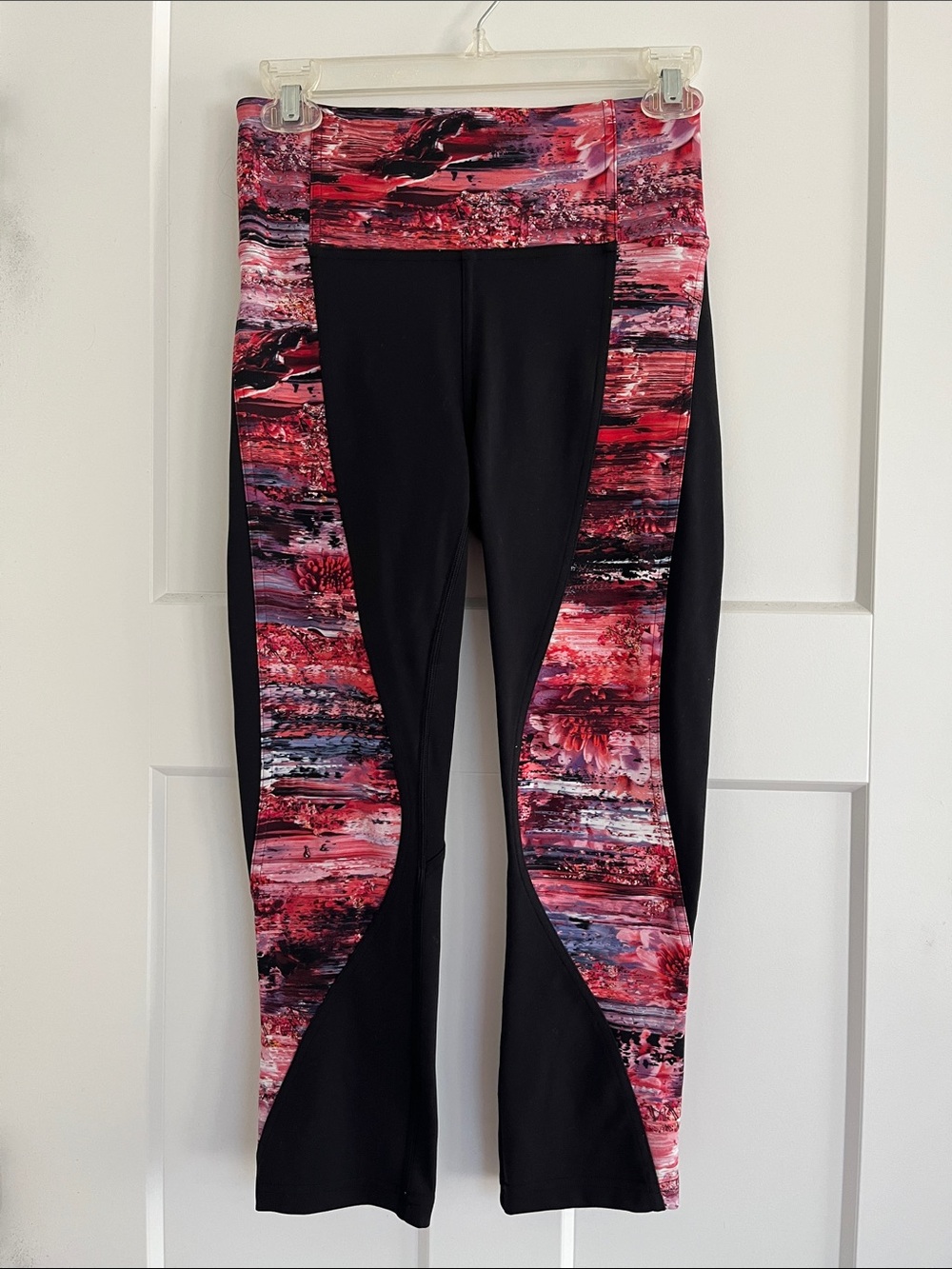 🌺 Lululemon Women's Black Leggings with Pink-Red Abstract Side Panels
